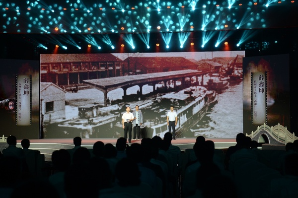 杭州水上巴士“西湖”号原船长薛鑫坤(左)、窑湾古镇渔民艺术团团长沈召明(中)、港航润杨6060货船主杨杰伟(右)现场讲述。