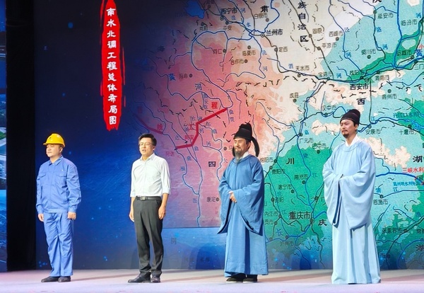 演员张志坚(右二)、演员侯京健(右一)、北京郭守敬纪念馆执行馆长张鹏(左二)和江苏省江都水利工程管理处第二抽水站管理所副所长郭凯(左一)同台演绎。