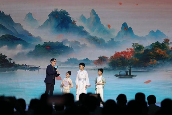 南京师范大学教授郦波(左一)与2024中国诗词大会选手张可儿(左二)、姜敬曦(右二),扬州市邗江区实验学校蒋王小学学生陆俊屹(右一)趣谈大运河诗词文化。