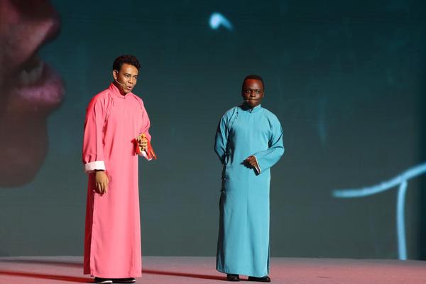 来自马达加斯加的北京外国语大学教师唐磊(左)和来自肯尼亚的天津师范大学博士生孔爱凯(右)说唱大运河。