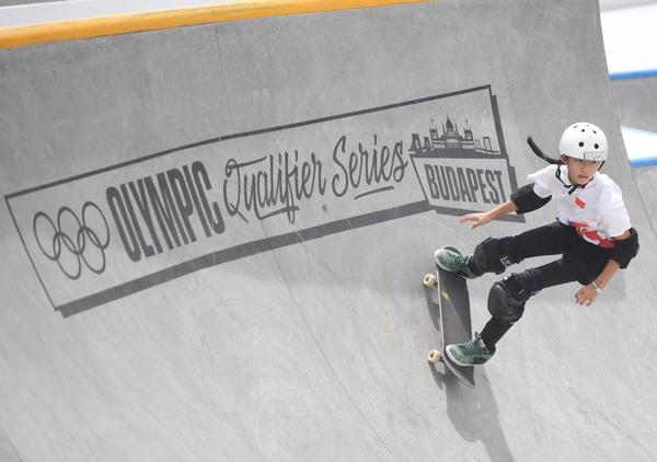 6月20日,中国选手郑好好在比赛中。当日,巴黎奥运会资格系列赛布达佩斯站滑板女子碗池预赛在布达佩斯举行。新华社记者 贺灿铃 摄