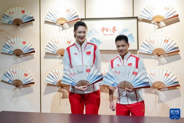 ?7月24日,奥运冠军、前中国女排国家队队长惠若琪(左)和跳水奥运冠军何冲在巴黎奥运会“中国之家”合影留念。新华社记者 鞠焕宗 摄