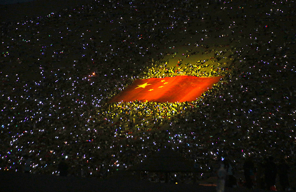 游客在敦煌鸣沙山参加万人星空演唱会。图片来源:视觉中国