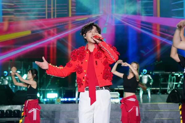 洛琦江西赣州演唱会新歌《嗨起来》神秘嘉宾机器人共舞火爆出圈