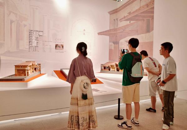 暑假期间,身穿传统服饰的游客在湖南博物院观展。人民网记者 刘微摄