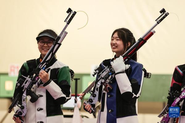 2023年9月24日,在杭州亚运会射击项目女子10米气步枪个人决赛中,中国选手黄雨婷以252.7环的成绩获得冠军,韩佳予获得亚军,印度选手拉米塔获得季军。图为黄雨婷(右)、韩佳予在比赛后。新华社记者 单宇琦 摄