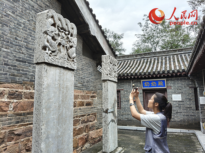 9月10日,曹炎在对河北武汉的一处遗产点进行摄影记录。人民网记者 韦衍行摄