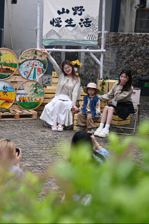 2024年5月2日,游客在浙江省桐庐县富春江镇茆坪村游玩。新华社记者 黄宗治 摄