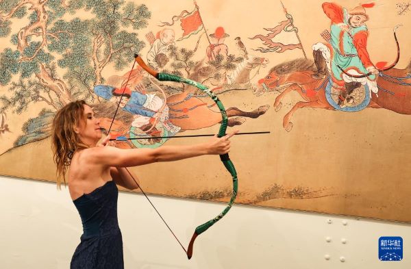 7月23日,一名观众在开幕式上体验中国传统射箭项目。新华社记者 张帆 摄