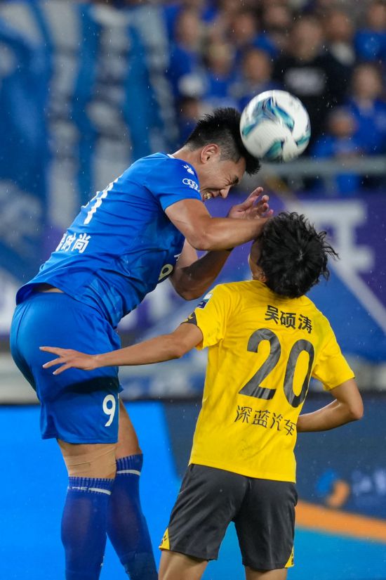 10月18日，南京队球员冯伯元（左）在比赛中争顶头球。新华社记者 李博 摄