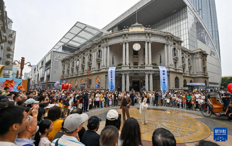 演员在天津金街表演话剧《日出》片段(10月1日摄)。新华社记者 孙凡越 摄