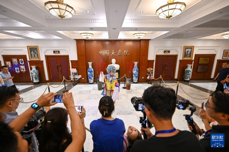 演员在位于天津的中国大戏院为观众带来戏曲快闪表演(10月1日摄)。新华社记者 孙凡越 摄