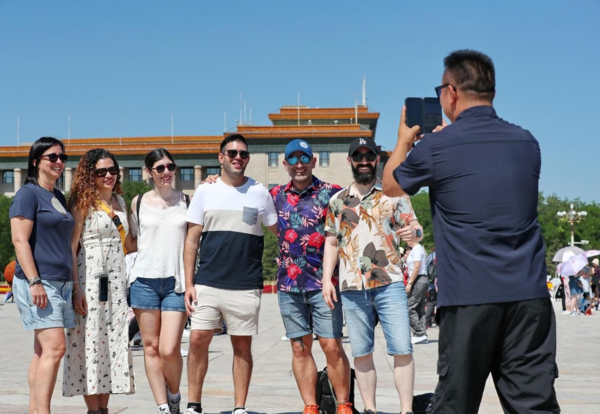 入境游升温,众多外国游客游览天安门广场。(图片来源:视觉中国)