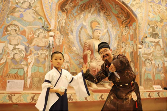 营员穿上汉服体验中华传统文化之美。人民文学出版社供图